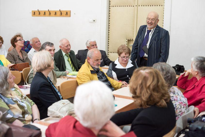 Tavi Cadia, în fața colegilor de facultate.