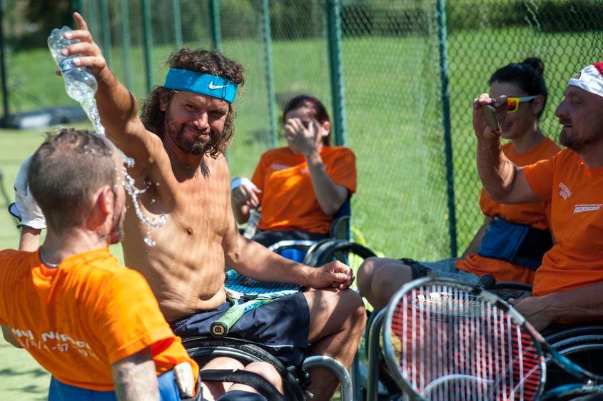 Participanţi la cursul de tenis organizat de Cătălin. Foto: Raul Ştef