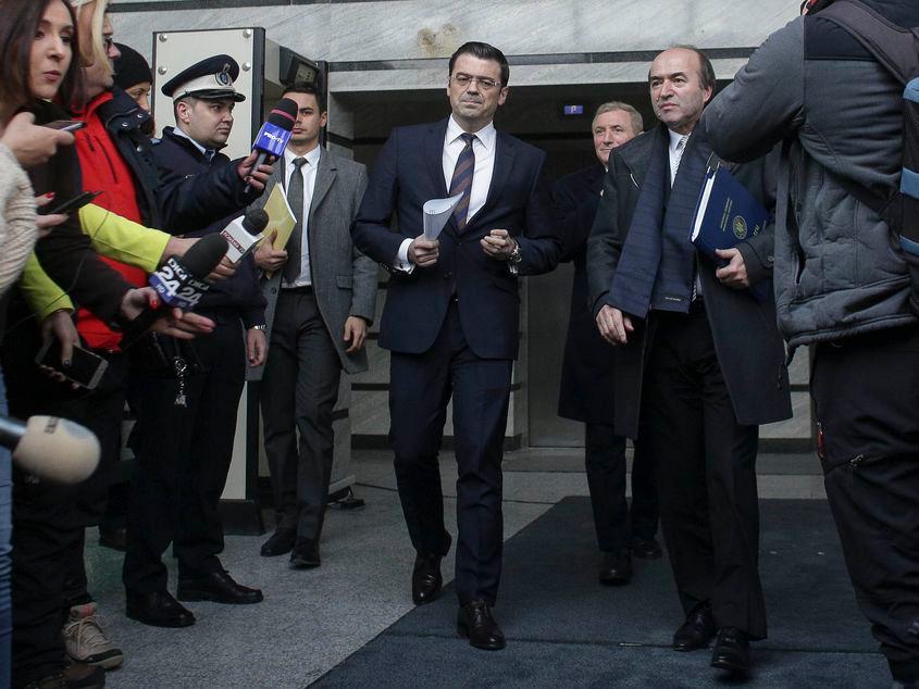 Doctorul în drept Codruț Olaru și coordonatorul său de doctorat, Tudorel Toader, care a revenit în funcția de rector în aprilie 2019 FOTO: Inquam Photos / Octav Ganea