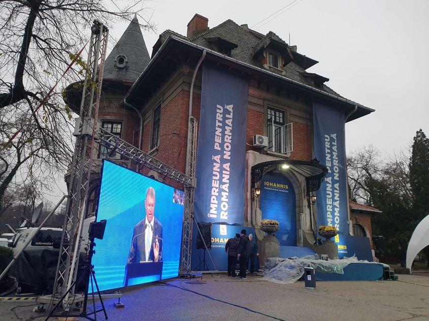 Se fac probe de microfon, dar greii partidului nu se lasă încă văzuți.
Foto: Lucian Muntean