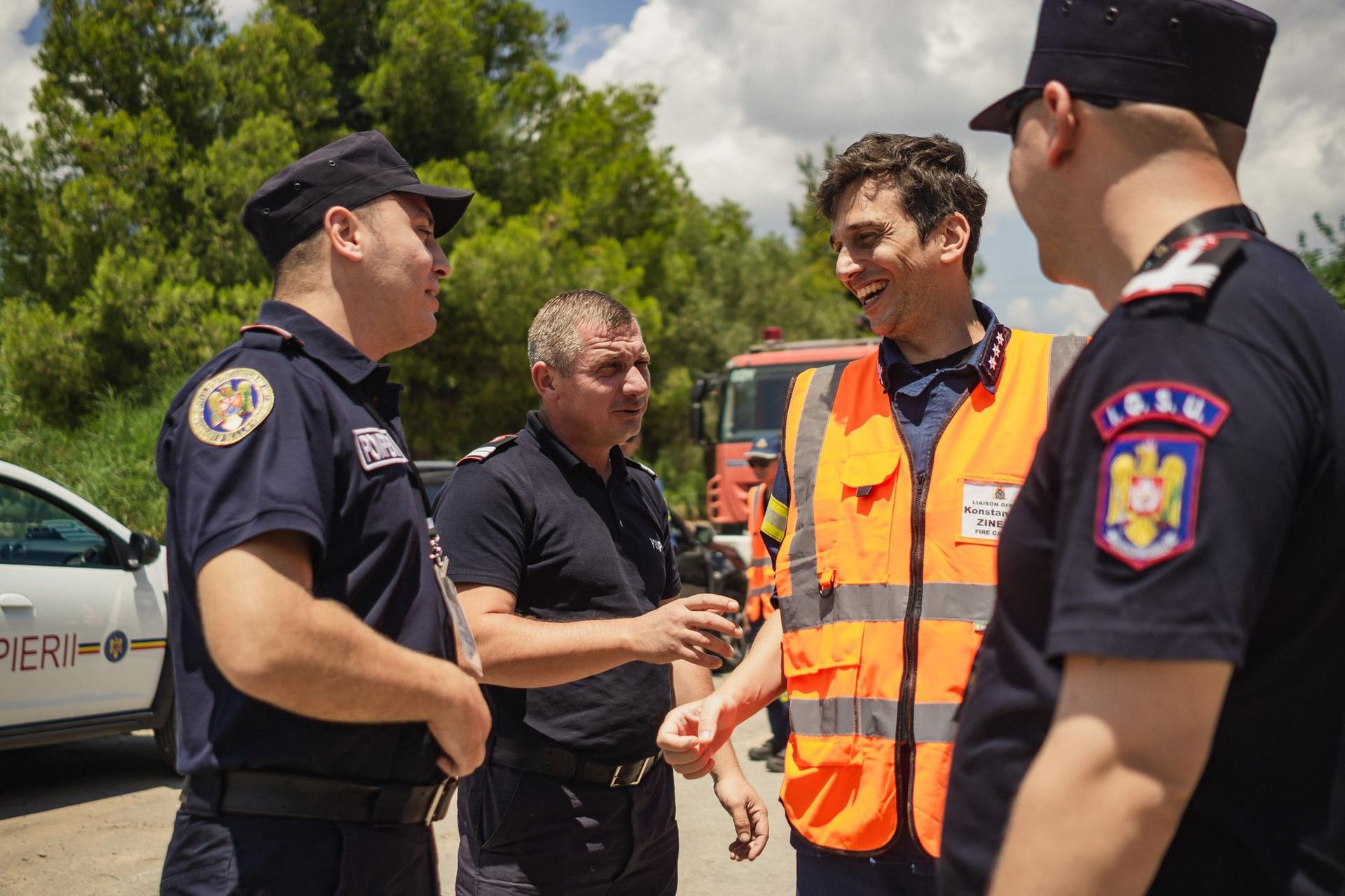 Maiorul Cătălin Samșodan (stânga), împreună cu căpitanul Konstantinos Zinelis, participă la un exercițiu de stingere a incendiilor în Atena. Foto: Ioana Epure