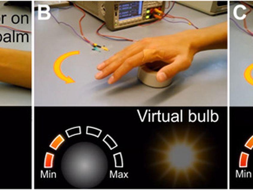 O mână care poartă un senzor de piele artificială reușește să aprindă lumina în mediul virtual.