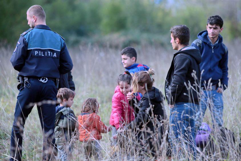 O  tabără improvizată de migranți ilegali este demolată de polițiștii din Timisoara, vineri, 27 octombrie 2017. Inquam Photos / Virgil Simonescu