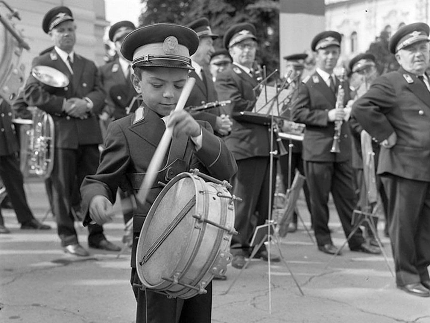 Tânăr toboșar aspirant la o manifestație.