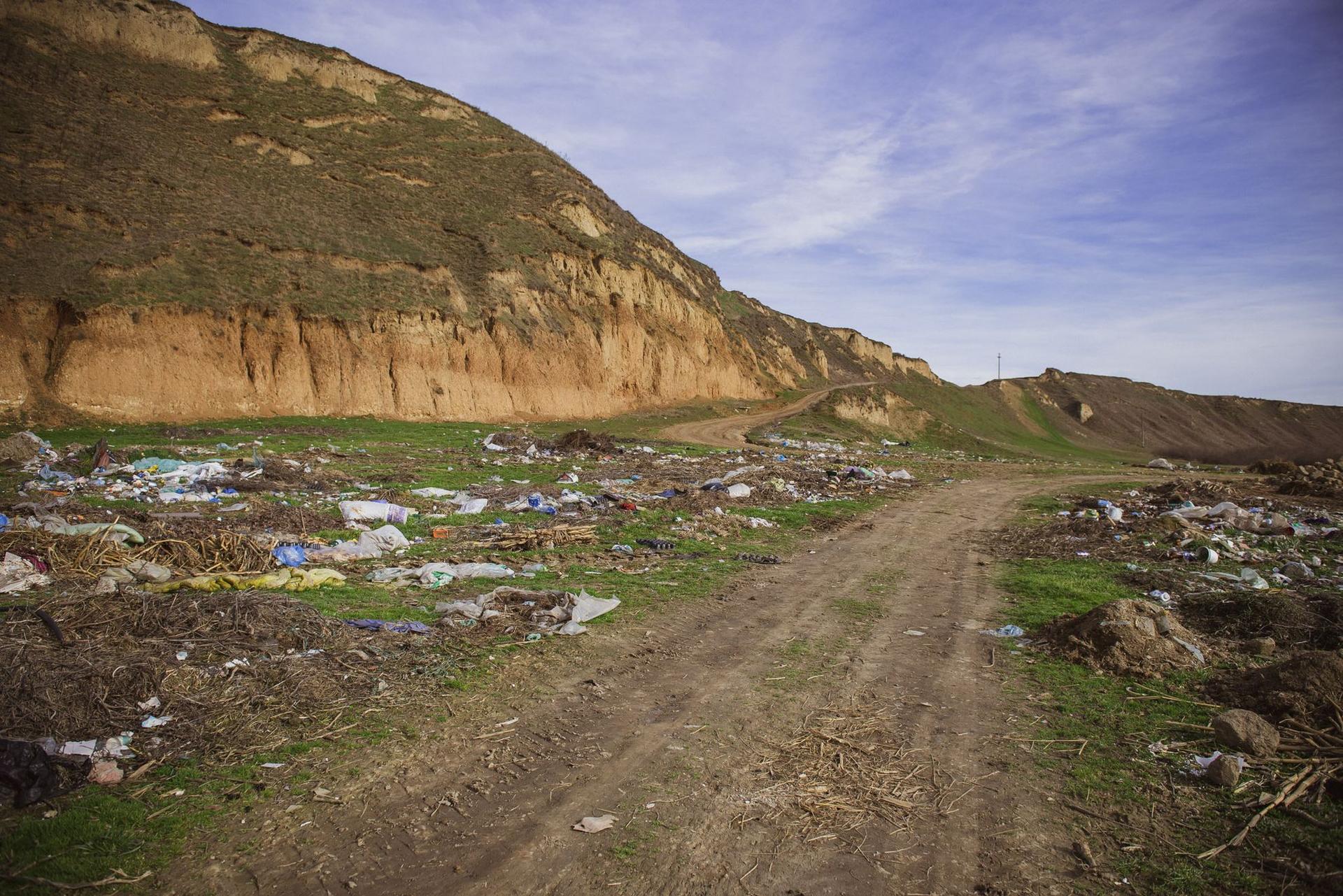 Urcușul către faleza de loess de la Lunca.