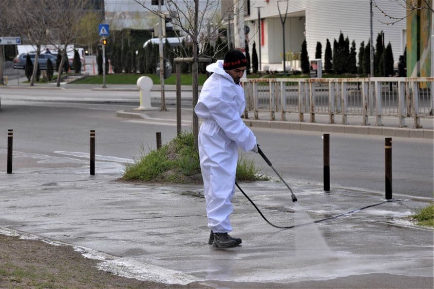 Un echipaj de la salubritate, Romprest, dezinfectează trotuarul în Sectorul 1, București, miercuri, 1 aprilie 2020. Foto Lucian Muntean