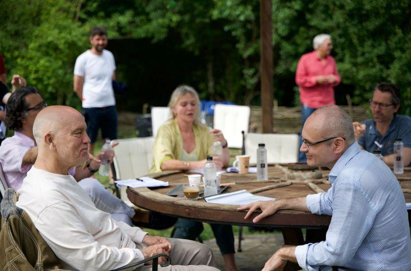 Istoricul Stejărel Olaru (foto dreapta), alături de actorul John Malkovich (foto stânga), interpretul lui Sergiu Celibidache din filmul Cravata Galbenă, pe platoul de filmare. Foto: Arhiva personală (c)