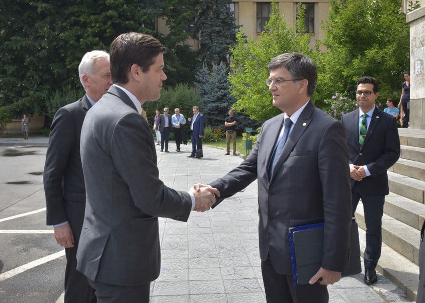 Wes Mitchell, întâmpinat de rectorul Universităţii Bucureşti, profesorul Mircea Dumitru. Foto: Lucian Cruşoveanu