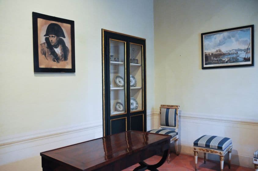 Un portret al lui Napoleon, expus în palatul unde a locuit pe insula Elba.