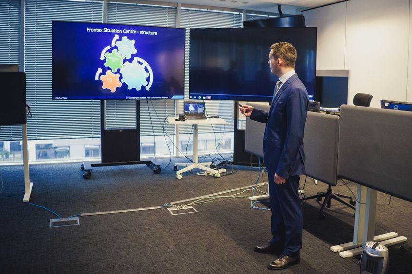 A Romanian Frontex officer explains how the Agency works during a crisis situation. Photo: Ioana Epure