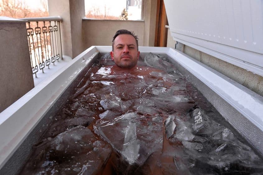 Valentin Bunea, în lada frigorifică de pe balconul biroului său. Foto: Lucian Muntean