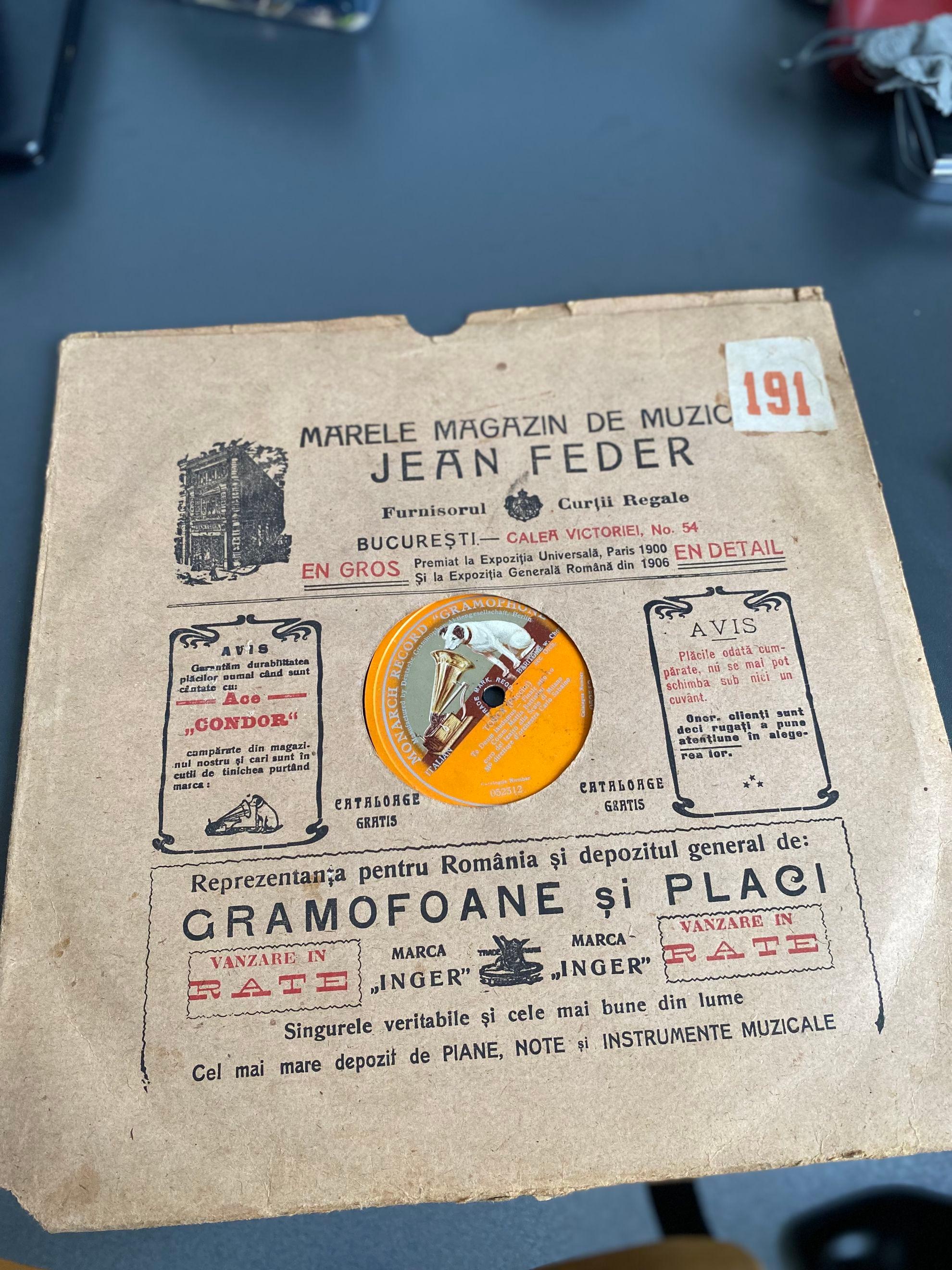 „Plăcile cumpărate nu se mai pot schimba sub nici un cuvânt”, scrie pe discul preferat al lui Mircea. Foto: Luiza Popovici