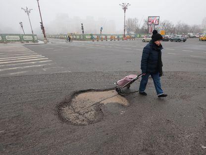 VIDEO. Dintr-o groapă în alta. De ce se strică asfaltul iarna
