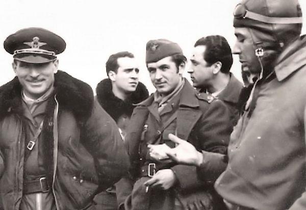 Tudor Greceanu (primul din dreapta), alături de un alt as al aviației române, Alexandru Șerbănescu (în stânga).