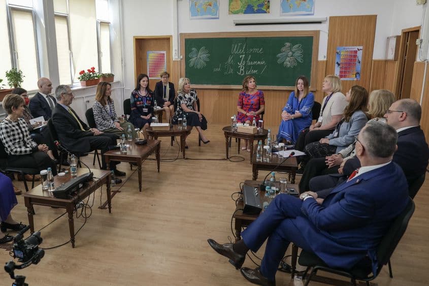 Prima doamnă a SUA și Prima doamnă a României vizitează Școala Gimnazială Uruguay, acolo unde au fost încadrați în învățământ copii ucraineni refugiați, în Bucuresti, 7 mai 2022. Inquam Photos / Octav Ganea