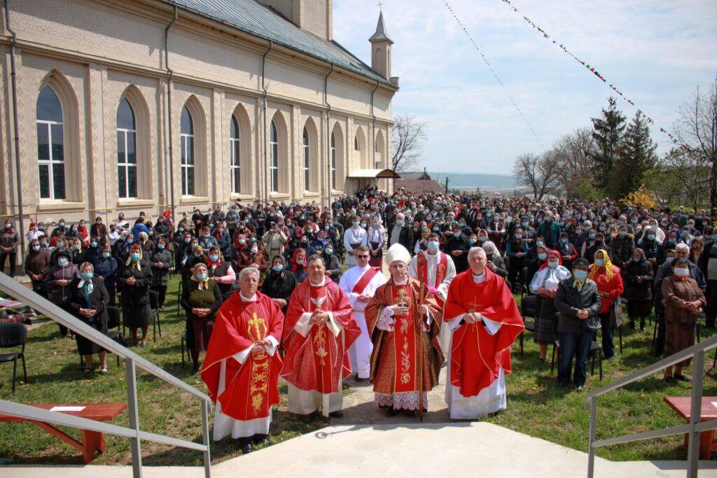 Preotul Adrian Benchea (în prim-plan, primul din dreapta) participă pe 25 aprilie 2021 la hramul bisericii „Sfântul Marcu” din Cleja, al cărei paroh era, alături de episcopul romano-catolic de Iași, Iosif Păuleț (al doilea din dreapta). Abuzurile asupra minorei încep două luni mai târziu, în iunie 2021 FOTO: ANDREEA BENCHEA