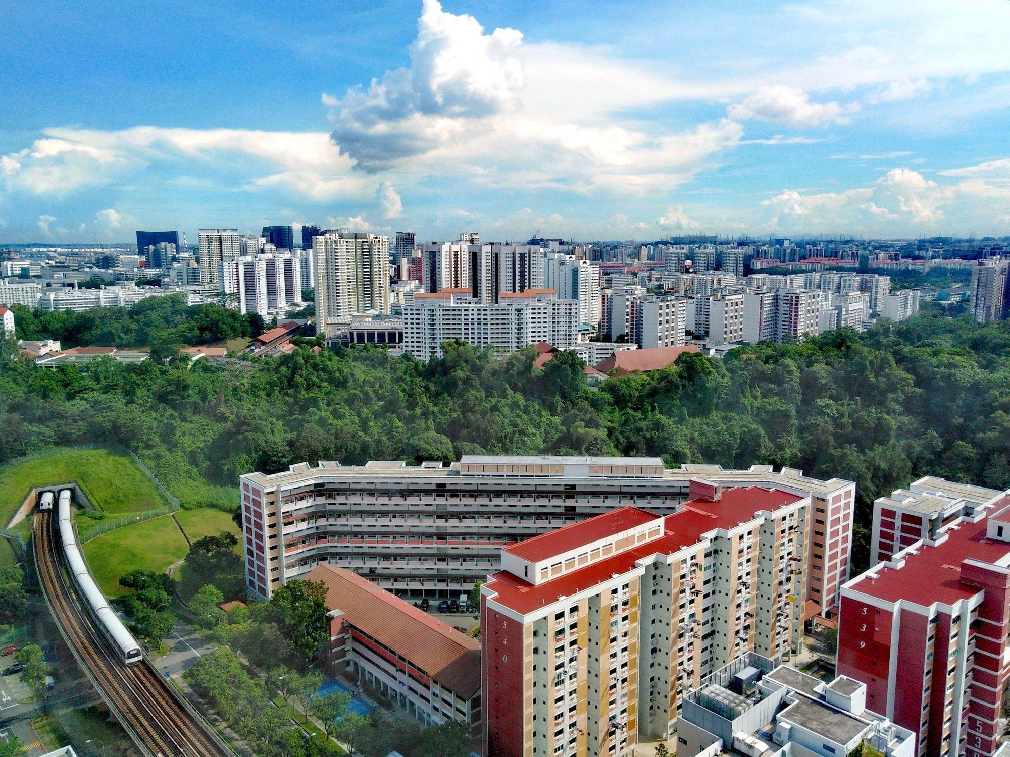 Chiar dacă nu sunt spectaculoase, blocurile de locuit din Singapore sunt înconjurate de parcuri și au acces rapid la transport în comun ultramodern. Foto: © Jimmytst | Dreamstime.com