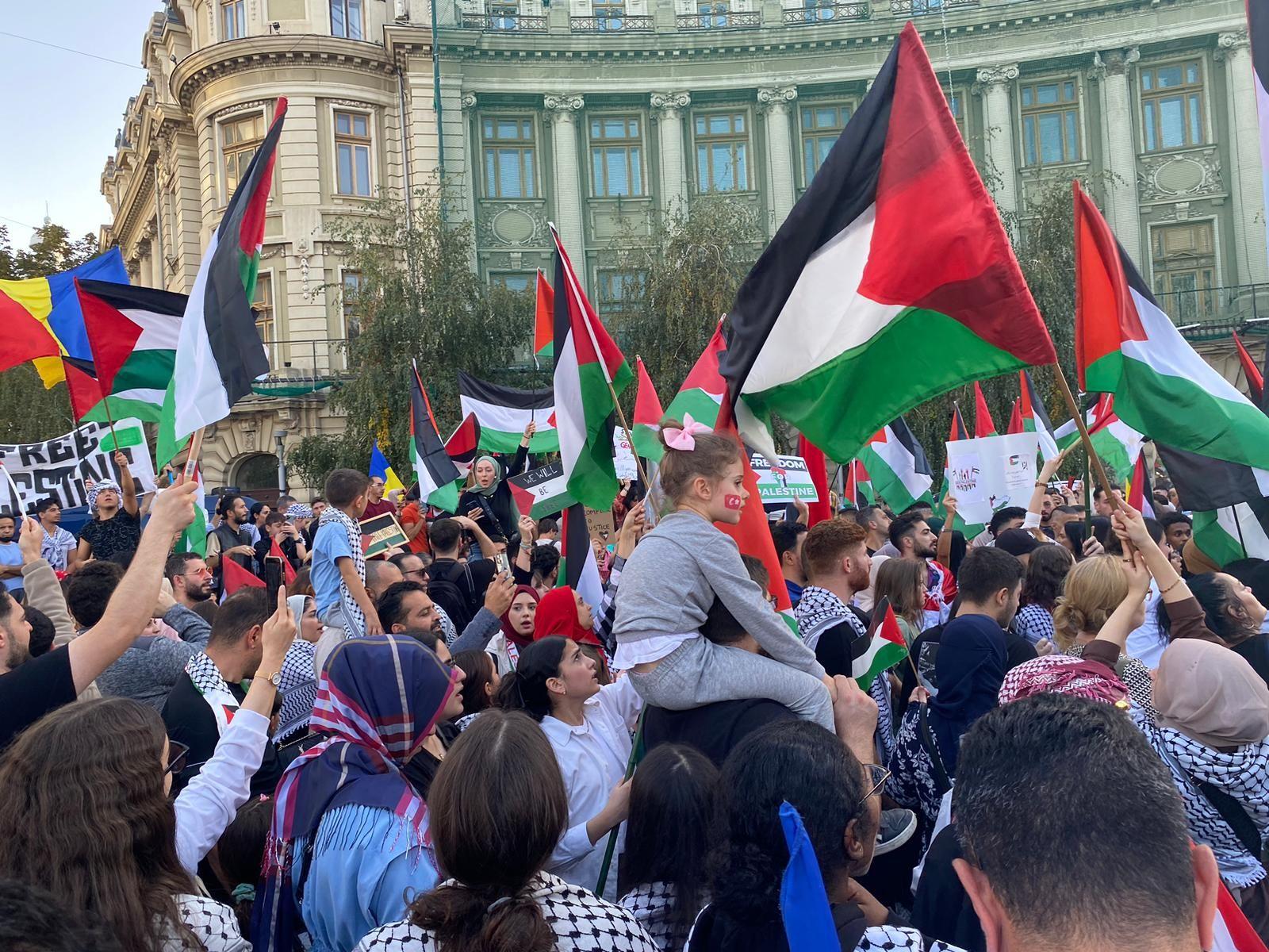 Protestul comunității palestiniene a avut loc sâmbătă, 21 octombrie, în Piața Universității. Foto: Luiza Popovici