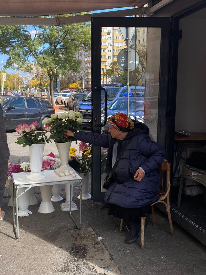 PressOne a stat de vorbă cu o femeie care vinde flori nu departe de locul tragediei. Foto: PressOne