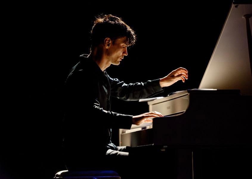 Andrei Irimia, pianist și compozitor, în timpul spectacolului „Lumini și umbre” de la Sala Radio, București. Foto: www.instagram.com/anto.fotograf