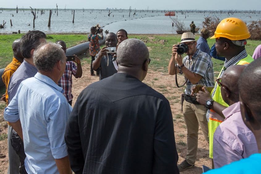 Tudor Vintiloiu, pe teren cu președintele ghanez John Mahama. Fotografie din arhiva personală