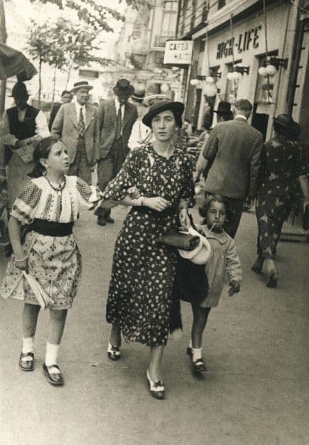 Fotografie de la mijlocul anilor ’30: străbunica Ecaterinei (în centru), împreună cu bunica Ecaterinei (în ie) și cu sora mai mică a acesteia. Foto: Arhiva personală