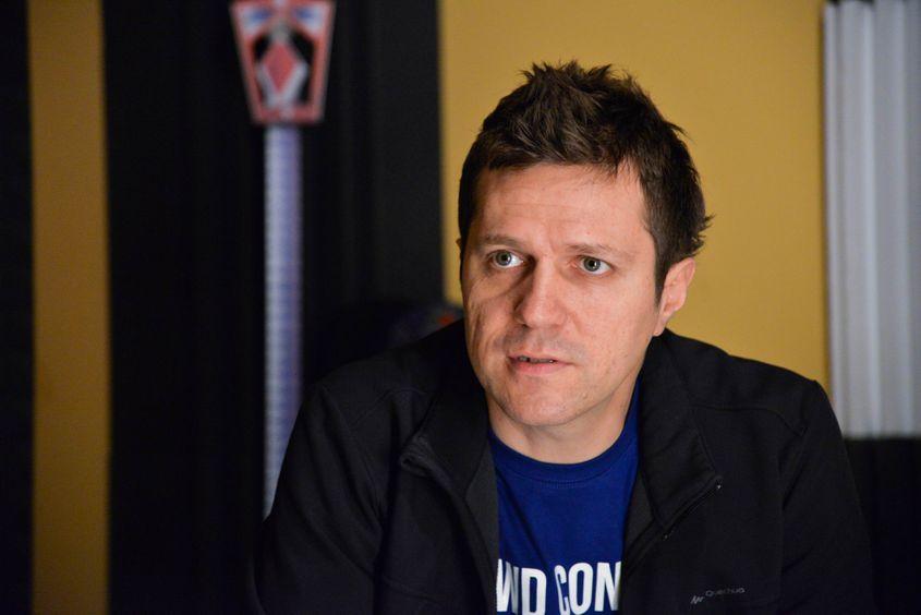 Dan Radu (41 de ani), cunoscut drept Dan Byron "de mai bine de douăzeci de ani", are trecute la capitolul sarcini: vocea, chitara, flautul și programarea. Foto: Lucian Muntean.