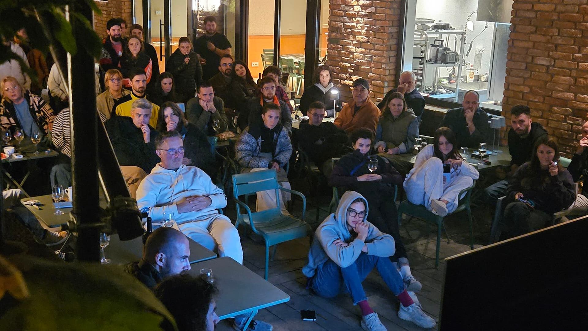 După fiecare zi de filmare, echipa „3 zile în septembrie” se strângea pe o terasă și vedea filmul, pentru a-l putea îmbunătăți a doua zi. Foto: Cosmin Kleiner Stoian