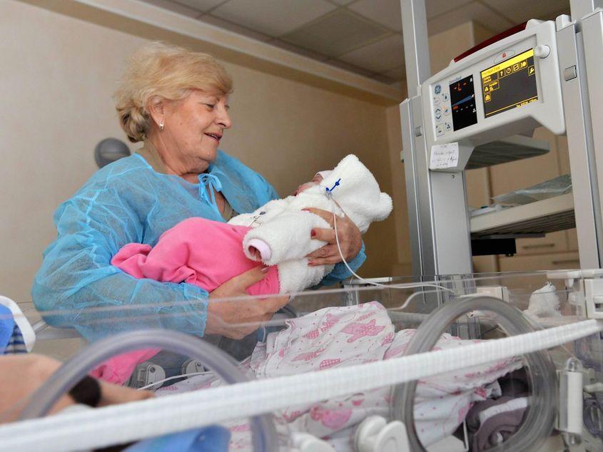Doamna Matilda Ziegler, în vârstă de 71 ani, a lucrat ca asistentă medicală, iar astăzi este "bunică voluntară". Fotografii: Lucian Muntean