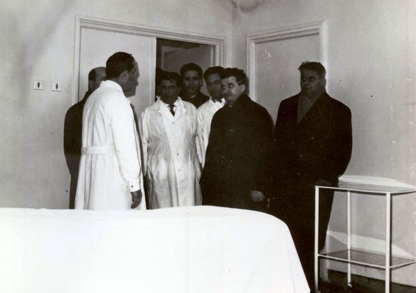 Ceaușescu vizitează un spital, înconjurat de doctori, în 1965. Foto: Fototeca online a comunismului românesc, IICCMER (c)