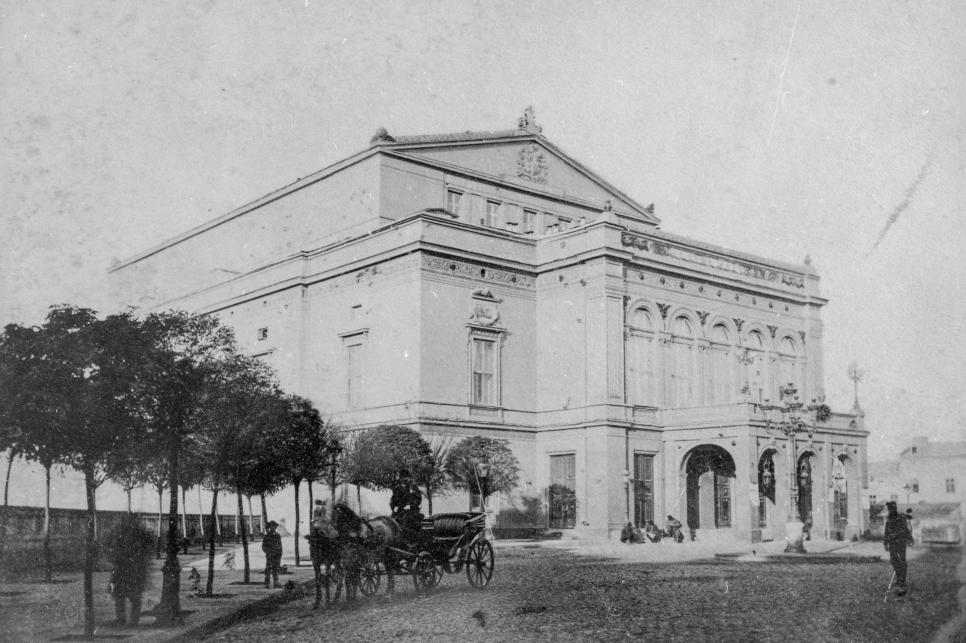 Trăsură în fața Teatrului Național din București, pe la 1880. Foto: <a target="_blank" rel="noreferrer noopener" href="https://www.muzeuldefotografie.ro/2016/10/teatrul-national-la-1880/" target="_blank">Muzeul de fotografie</a> arhiva Alex Gâlmeanu