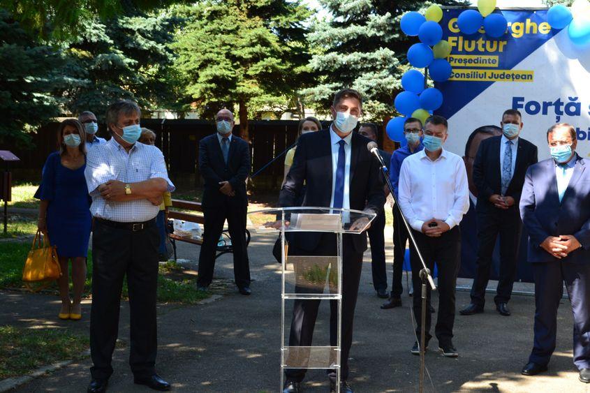 Ionel Vasiliu (la pupitru) își lansează campania pentru primăria Fălticeni alături de Gheorghe Flutur (dreapta imaginii). Captură foto via Youtube