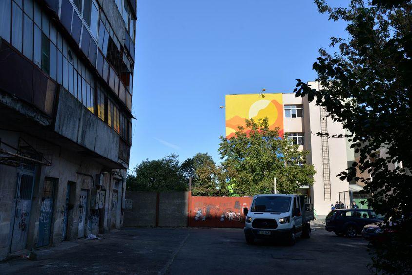Intrarea în Școala nr. 2 pe peretele căreia pictura murală a costat 12.696 euro. București. Foto: Lucian Muntean