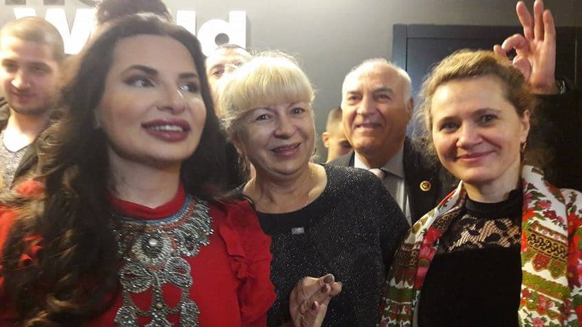 Bulgăroaica Ruja Ignatova (în stânga), Doina Matache (în centru, cu breton) și colonelul Florin Chelmuș, care face semnul afacerii OneCoin. Sursa: Pagina de Facebook a doamnei Doina Matache