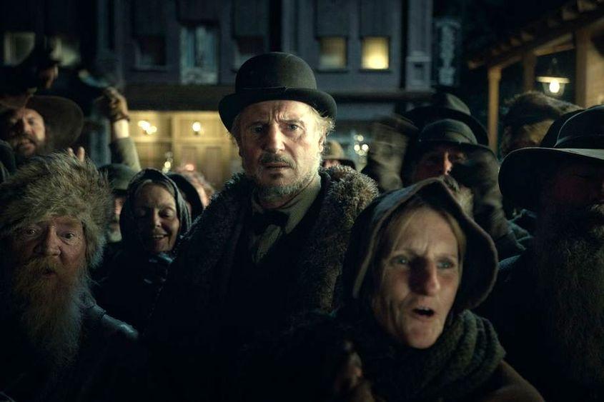 Liam Neeson, în cel mai bun rol al său din ultimii ani: un tăcut manager de atracții de bâlci, într-o lume care s-a plictisit de artă.