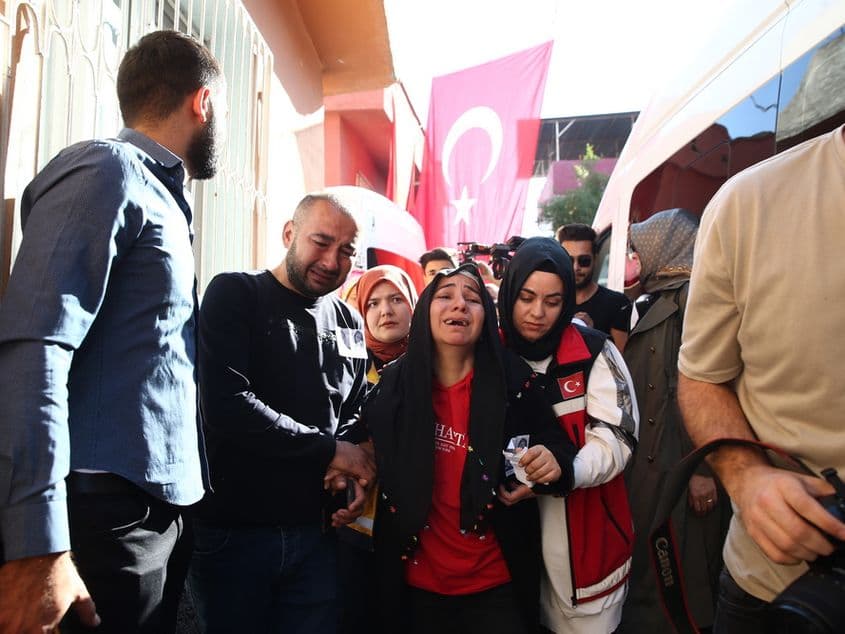 The bodies of Yusuf Meydan and his 9-year-old daughter Ecrin, who lost their lives in the terrorist attack on Istiklal Street in Istanbul's Beyoglu district, have been flown to Adana, where they will be sent on their final journey. Meydan's wife Mevlüdiye, who was injured in the same attack and was discharged after treatment, shed tears. Photo: Ozan Efeoglu, Anadolu Agency