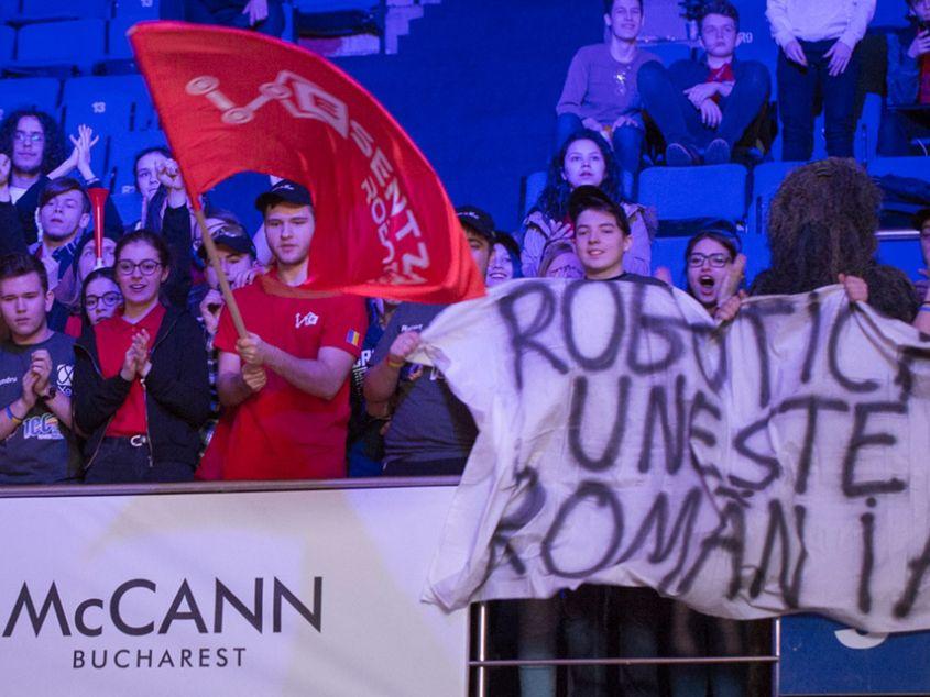 Echipa Esentza Robotica din Beclean, la campionatul național BRD First Tech Challenge. Sursa foto: natieprineducatie.ro