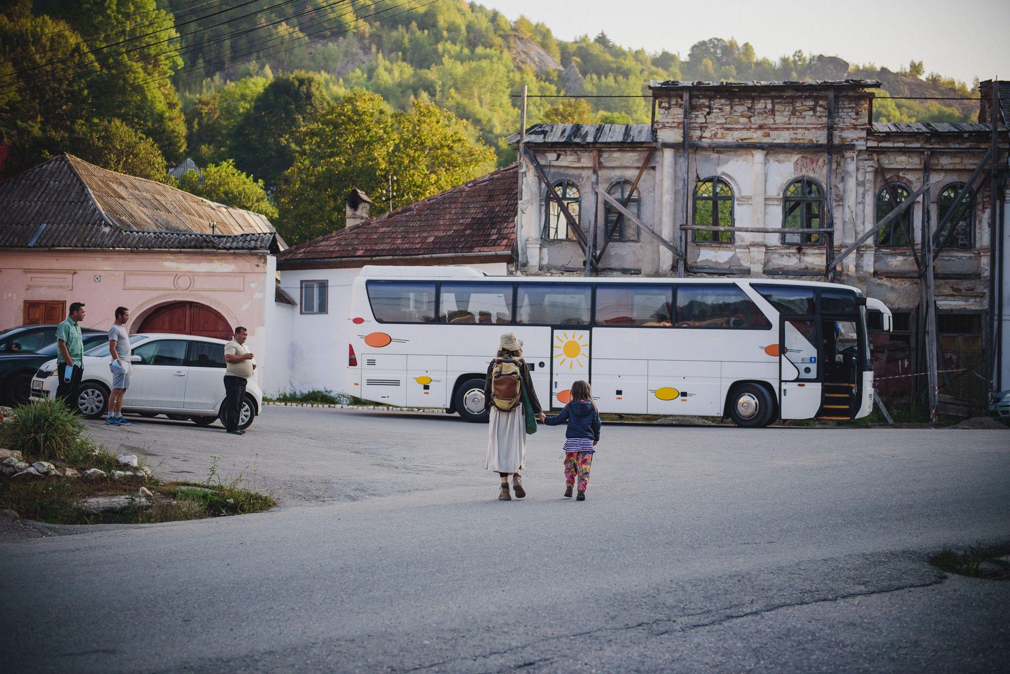 De dimineață, oamenii se îndreaptă către autobuzul care îi duce spre Abrud