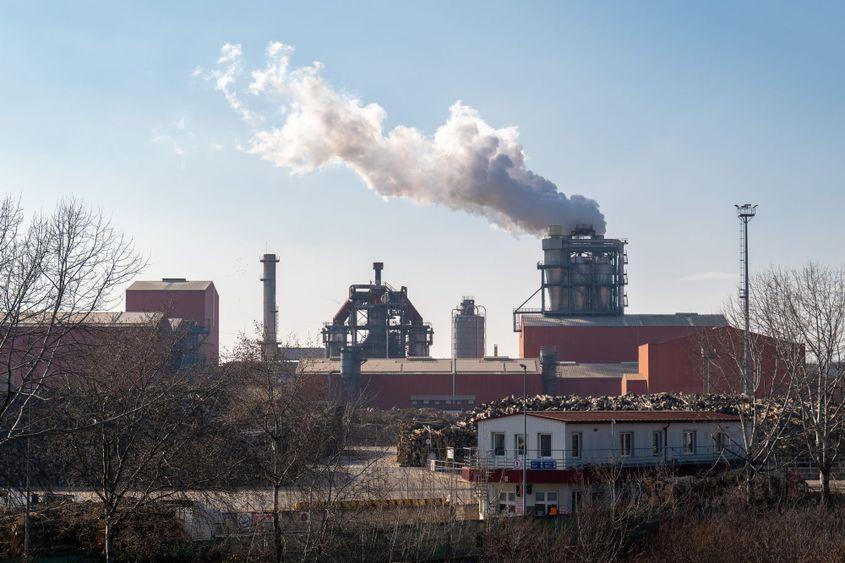 Fabrica de panouri de lemn de la Kronospan Sebeș văzută de pe autostradă. Foto: Raul Ștef