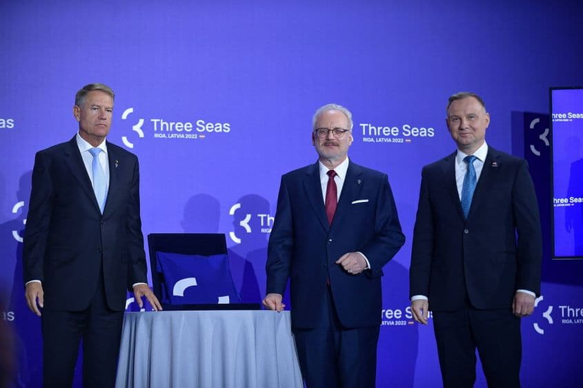 Președintele român Klaus Iohannis (S), președintele Letoniei, Egils Levits (C) și președintele Poloniei, Andrzej Duda (D), în timpul unei fotografii de grup a președinților Inițiativei celor Trei Mări, Riga, Letonia, 20 iunie 2022. Foto: EPA/MARCIN OBARA / Agerpres