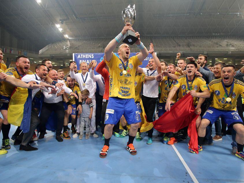 Handbaliștii de la Potaissa Turda au câștigat primul lor trofeu european la Atena. Foto: Mircea Roșca