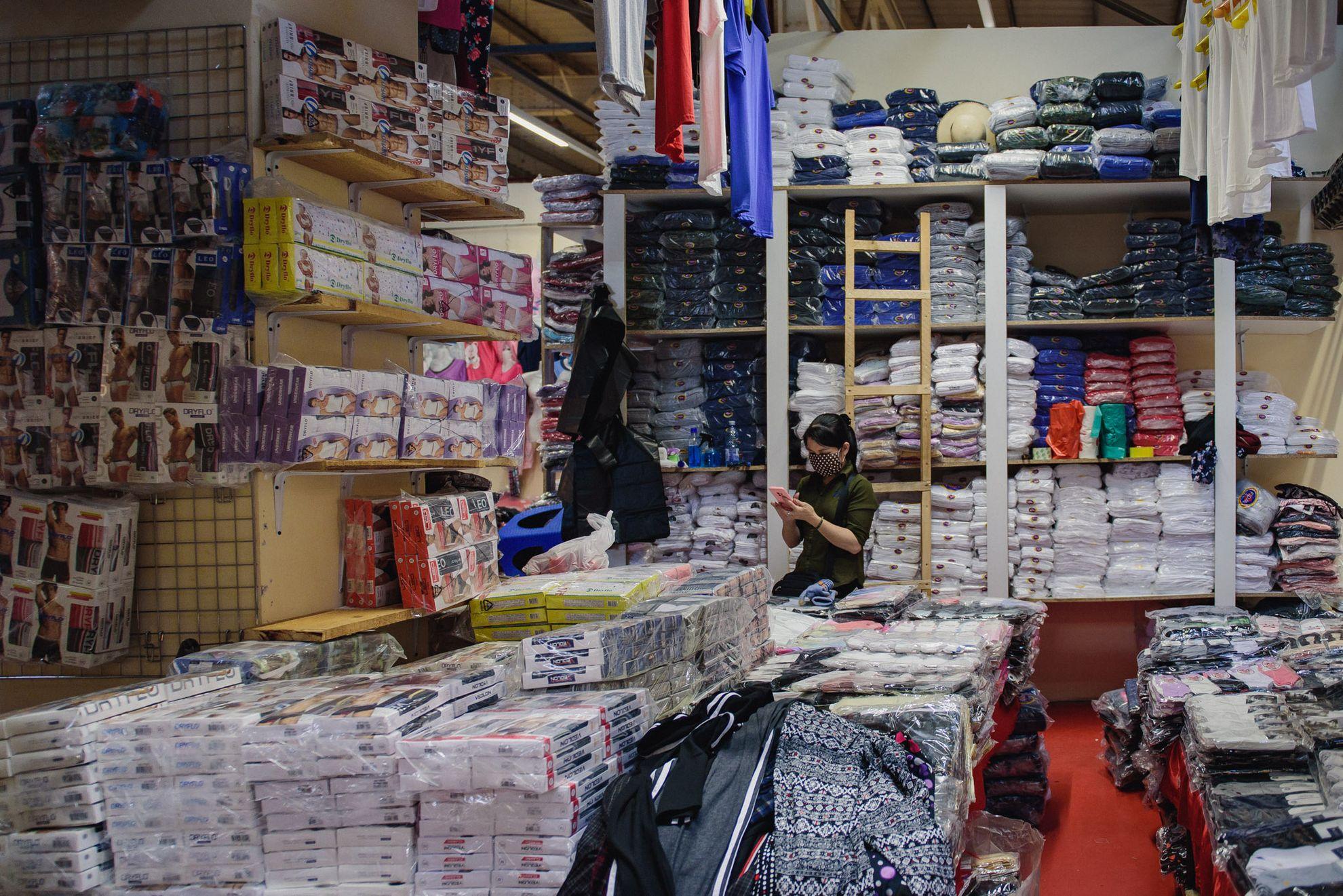 Comercianții chinezi din Dragonul Roșu s-au adaptat ușor la condițiile din carantină: mulți dintre ei și-au petrecut timpul comunicând cu familiile din China și jucându-se pe computere și telefoane.