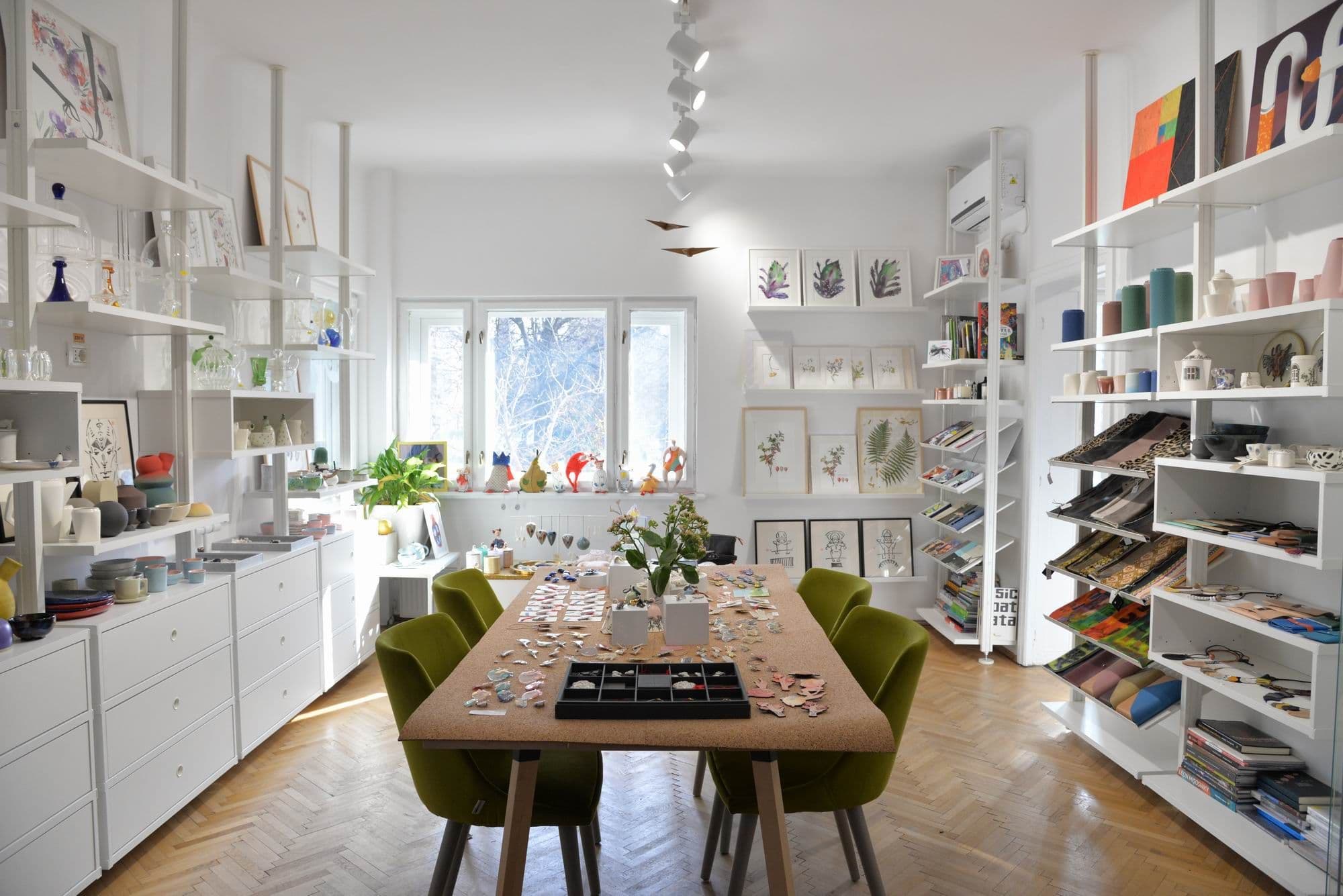 Interiorul de la AlbAlb unde sunt expuse artă și designul românesc. Foto Lucian Muntean