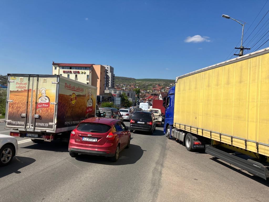 Traficul greu, în lipsa centurii ocolitoare, sufocă orașul în fiecare zi a săptămânii. Foto: Bianca Felseghi