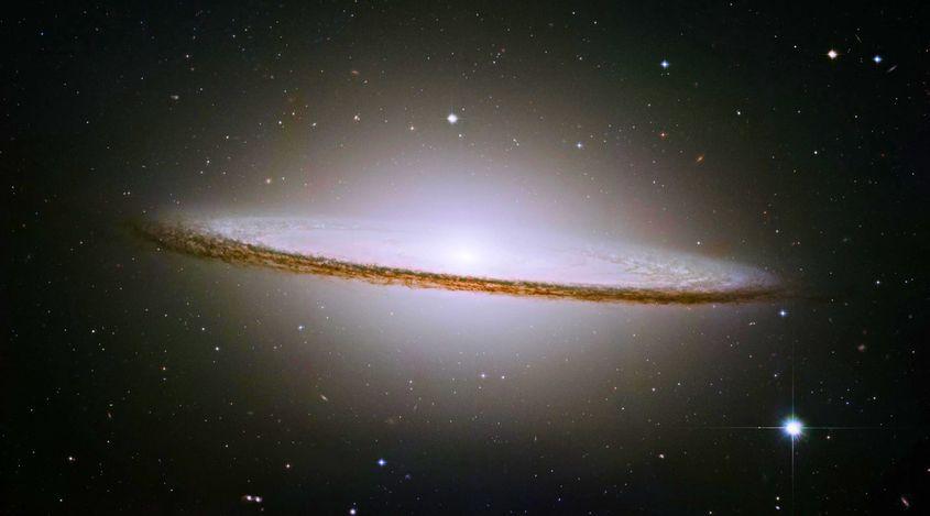 Galaxia Sombrero (Messier 104), fotografiată de Hubble / NASA