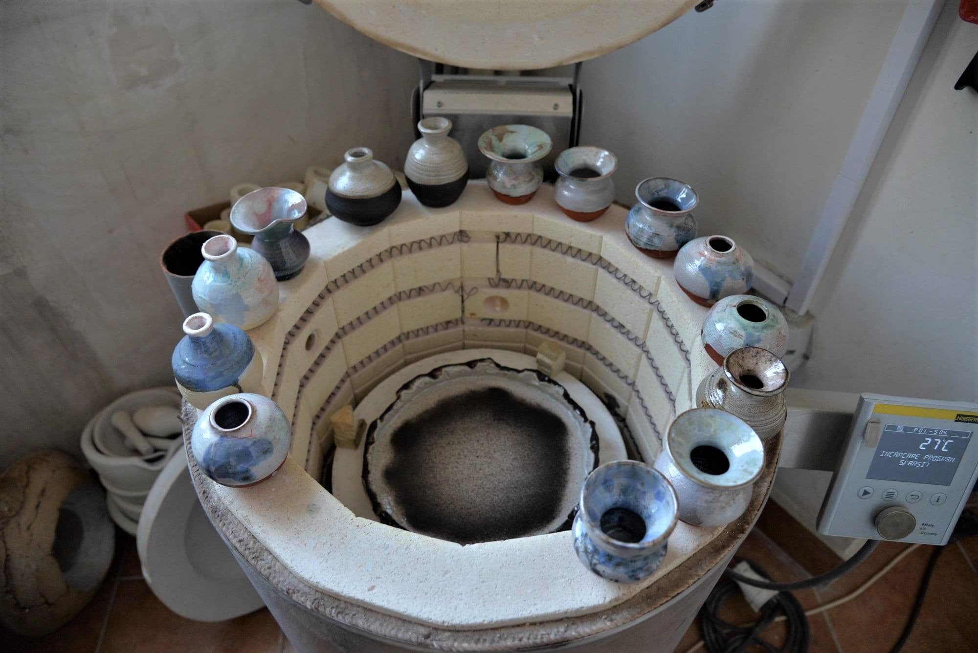 Mărțișoare din porțelan create de artistul ceramist Marius Stanciu. Foto Lucian Muntean