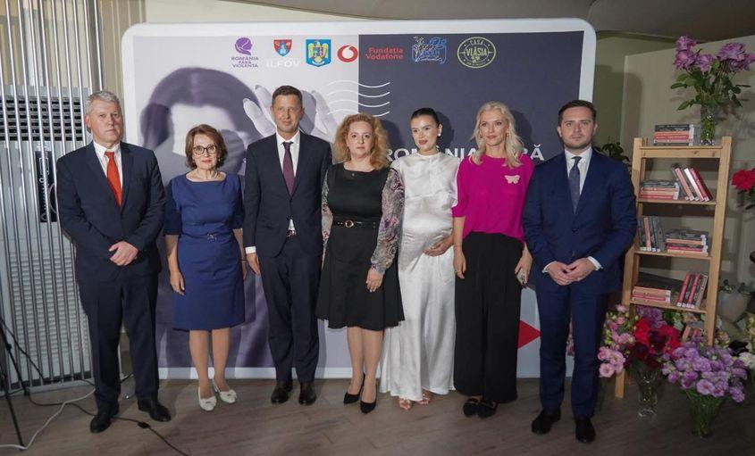 Hubert Thuma, Nicoleta Pauliuc și Cătălin Predoiu participă la un eveniment dedicat combaterii violenței domestice. Sursă foto: Facebook