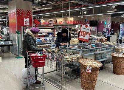 Au loc de muncă, dar nu își permit mâncare. Cine ajunge astăzi să ceară ajutor de la băncile pentru alimente și de ce