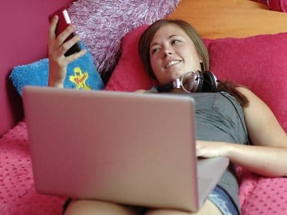 Cum plătim informația: cu timp sau cu bani?