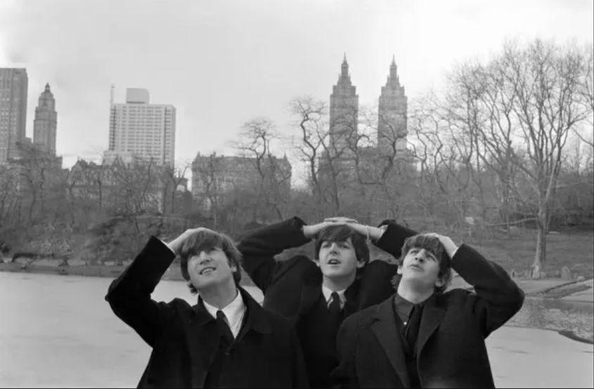 O imagine cu o parte din membrii formației Beatles, fotografiați lângă lacul din Central Park chiar în toamna lui 1964, cu un an înainte de episodul plimbării pe lac cu barca de care vorbește Rațiu în Jurnal.